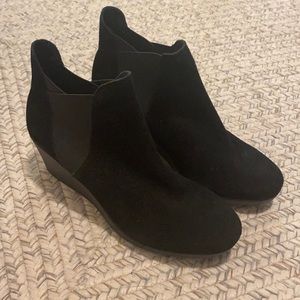 Crocs women’s black Leigh wedge Chelsea boot. Brand new.